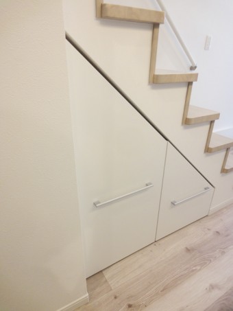 階段下のスペースを有効活用して収納を造作 階段下のスペースを有効活用して収納を造作